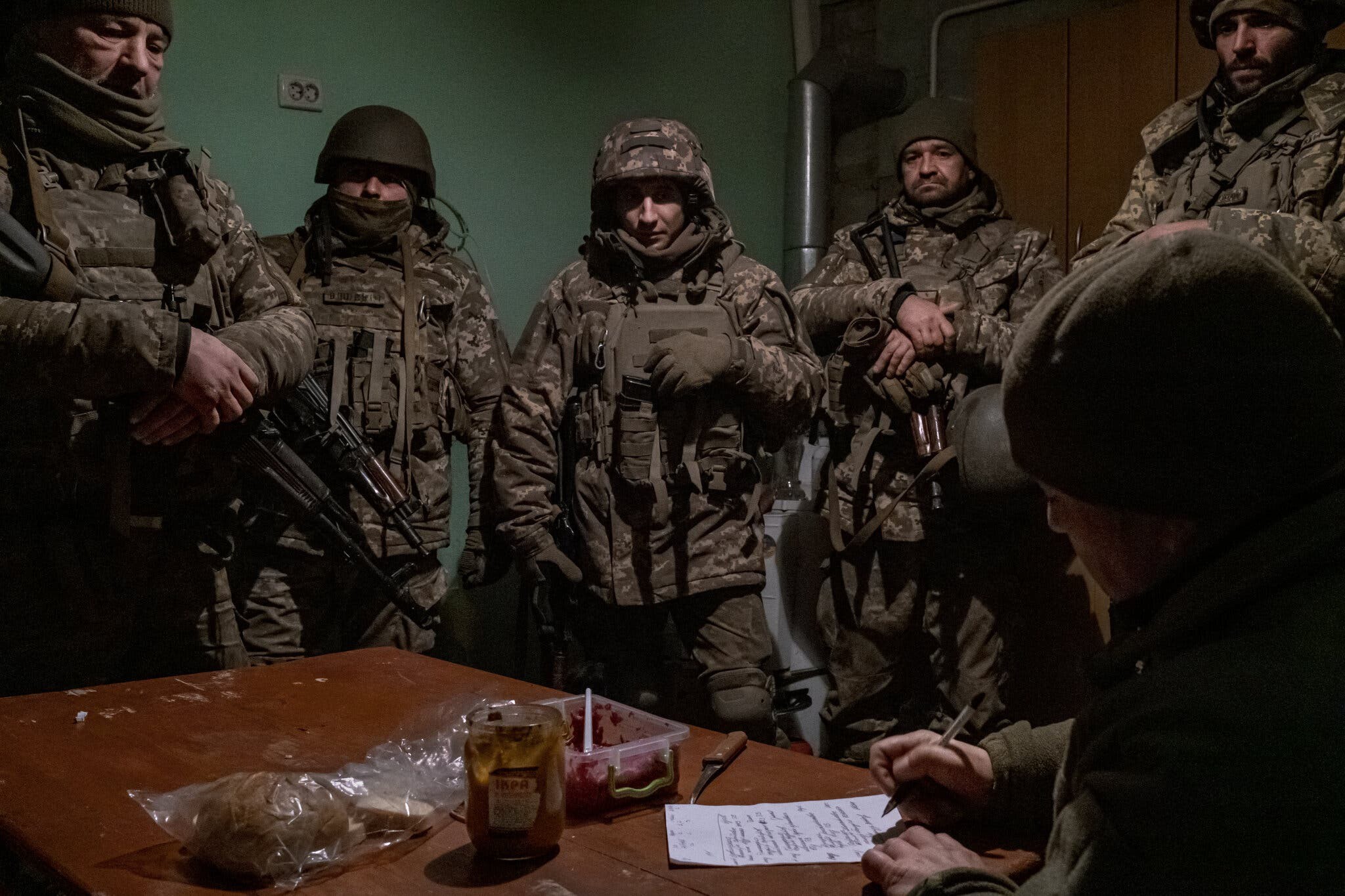 Binh sĩ thuộc Lữ đoàn Cơ giới số 117 của Ukraine trong một cuộc họp giao ban trước khi di chuyển ra tiền tuyến ở vùng Zaporizhzhia. Ảnh: New York Times
