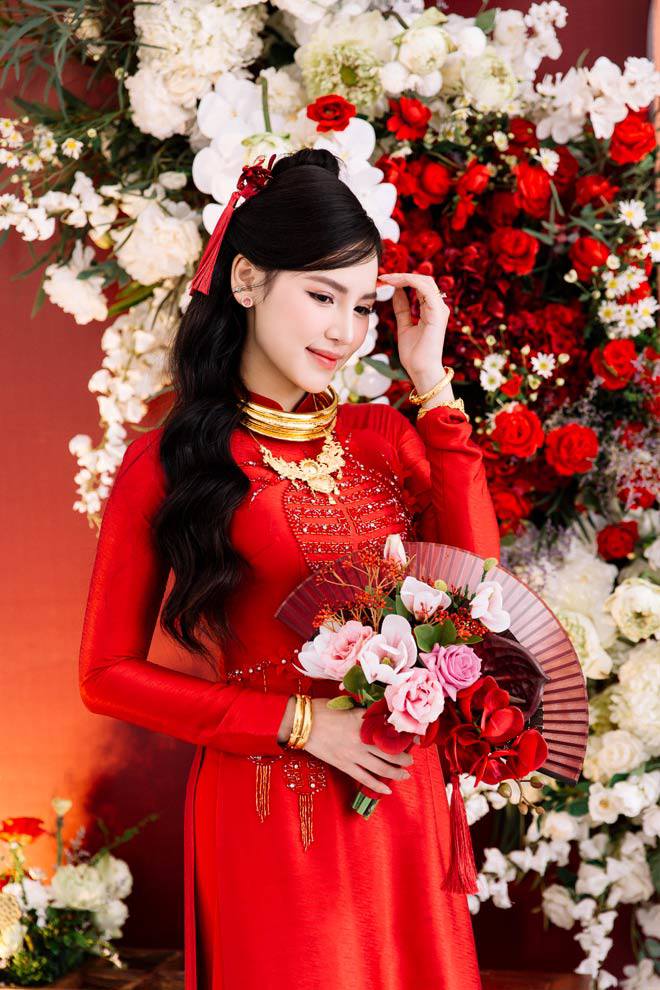 Cô gái nổi nhất mùa World Cup 2018 bất ngờ theo chồng về dinh - 2