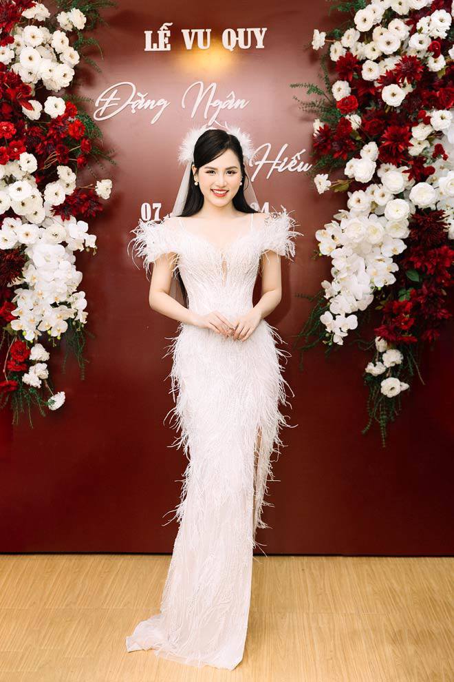 Cô gái nổi nhất mùa World Cup 2018 bất ngờ theo chồng về dinh - 6