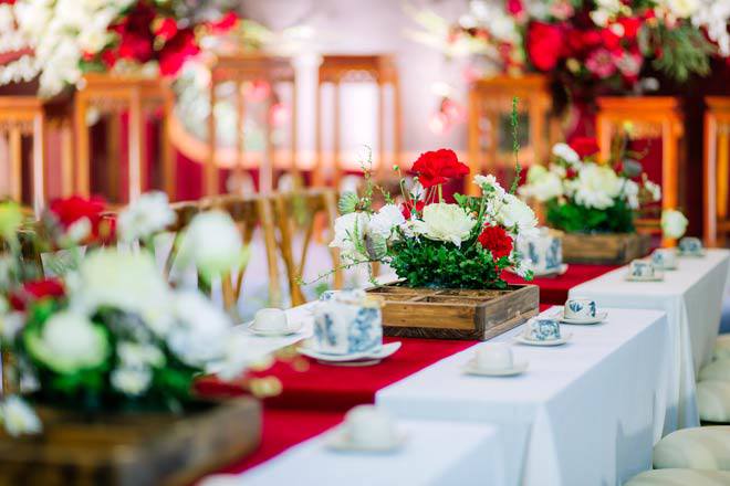 Không gian tiệc cưới được trang trí sang trọng.