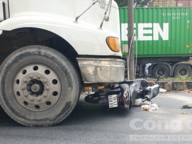 Xe container tông, kéo lê 2 người đi xe máy từ đường vào bãi xe