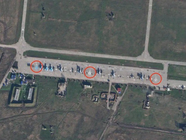 Thế giới - Nga vẽ máy bay trên nền các căn cứ, lừa vũ khí tầm xa Ukraine?