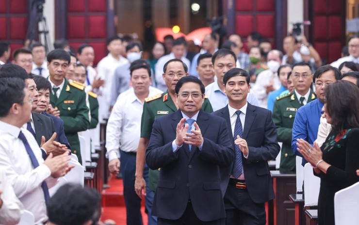 Thủ tướng Phạm Minh Chính và Bí thư Tỉnh ủy Bình Thuận Dương Văn An tại kỷ niệm 30 năm ngày tái lập tỉnh Bình Thuận.