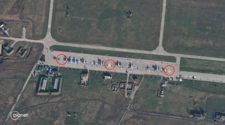 Ảnh chụp vệ tinh cho thấy Nga vẽ hình máy bay chiến đấu tại căn cứ không quân Primorsko-Akhtarsk (tỉnh Rostov, miền Nam Nga). Ảnh: BUSINESS INSIDER