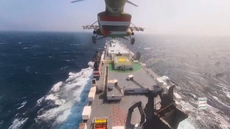Trực thăng quân sự của lực lượng Houthis bay trên tàu chở hàng Galaxy Leader ở Biển Đỏ hồi ngày 20-11-2023. Ảnh: GETTY IMAGES