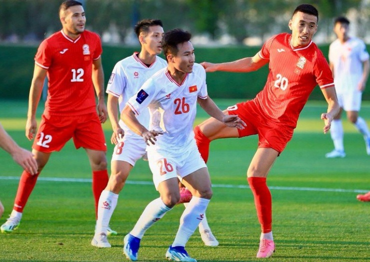 Việt Hưng và Hùng Dũng trong pha đối đầu với cầu thủ Kyrgyzstan. Ảnh: CTP