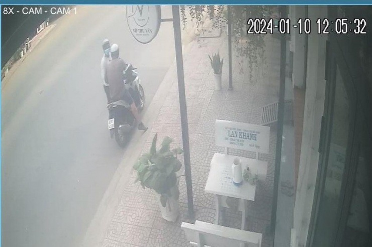 Hai thanh niên đến cửa hàng nông nghiệp để trộm xe máy. Ảnh: NNCC