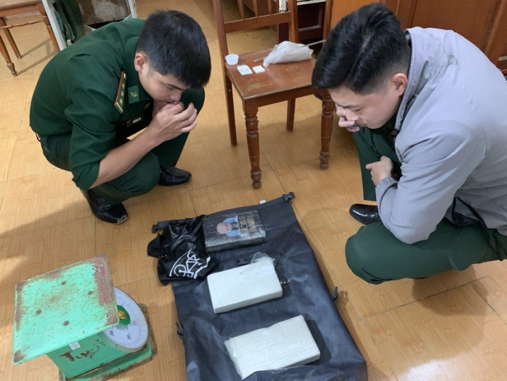 Người dân nhặt được gần 3kg ma túy trên bờ biển Quảng Ngãi - 1