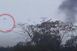 Khoảnh khắc phi công nhảy dù khỏi máy bay Su-22 rơi ở Quảng Nam