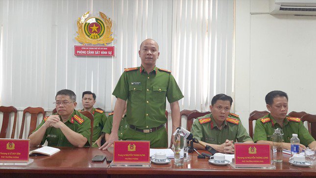 Trung tá Nguyễn Thành Hưng - Trưởng Phòng PC02 Công an TPHCM thông tin về vụ án. Ảnh: Hoàng Thuận