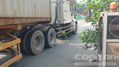 Xe container tông, kéo lê 2 người đi xe máy từ đường vào bãi xe - 2