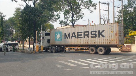 Xe container tông, kéo lê 2 người đi xe máy từ đường vào bãi xe - 3