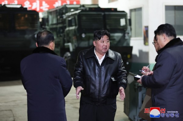 Nhà lãnh đạo Triều Tiên Kim Jong-un thị sát nhà máy sản xuất vũ khí. Ảnh: KCNA