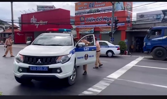 CLIP: Truy bắt tài xế lái ô tô ngông cuồng ở Tiền Giang - 2