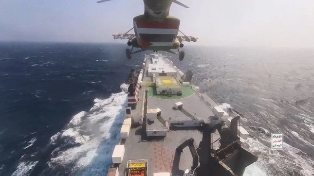 Trực thăng của Houthi chiếm quyền kiểm soát tàu hàng Galaxy Leader trên Biển Đỏ ngày 20/11/2023. (Ảnh: Houthi)