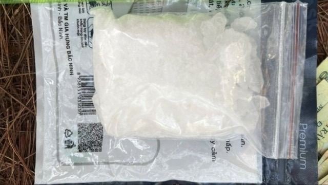 Người đàn ông nhận 2 triệu để vận chuyển túi nilon chứa tinh thể nghi ma túy - 1