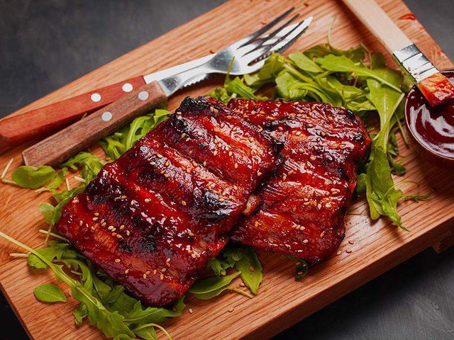 Khi nướng thịt trên lò, bạn chỉ để khoảng 15 độ C để tránh làm món ăn bị cháy khét. Ảnh minh họa