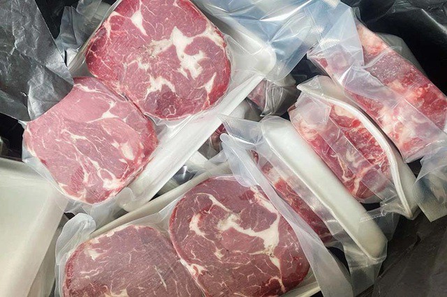 Thịt lõi thăn bò Úc đang được bán giá siêu rẻ ở trên chợ mạng. Ảnh FB