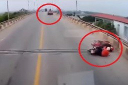 Clip: Chạy bất thường gây tai nạn cho 2 tài xế đi xe máy, xe tải vẫn chạy “mất hút”