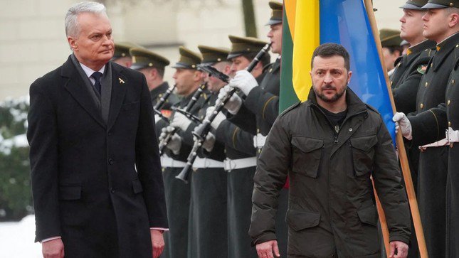 Tổng thống Litva Gitanas Nauseda đón người đồng cấp Ukraine tại Vilnius ngày 10/1. Ảnh: Reuters