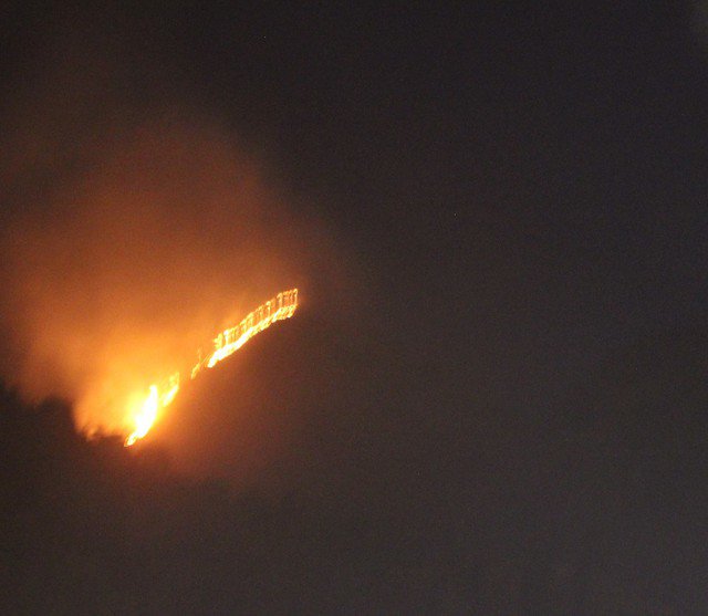 Video núi Cô Tiên bốc cháy dữ dội, giải cứu người mắc kẹt- Ảnh 1.