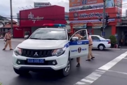 Tin tức trong ngày - CLIP: Truy bắt tài xế lái ô tô ngông cuồng ở Tiền Giang