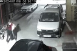 Phi thường - kỳ quặc - Hốt hoảng clip người đàn ông bất ngờ lao đến, siết cổ cô gái rồi cướp tài sản