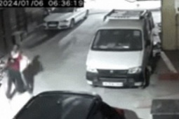 Phi thường - kỳ quặc - Hốt hoảng clip người đàn ông bất ngờ lao đến, siết cổ cô gái rồi cướp tài sản