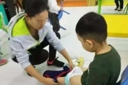 Giáo dục - du học - Được cô giáo mượn quần của bạn thay cho, bé trai lớp 1 nói một câu khiến cô đứng hình, lập tức nhắn tin cho mẹ