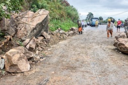 Tin tức trong ngày - Sạt lở đèo Khánh Lê nối Nha Trang - Đà Lạt, giao thông tắc nghẽn