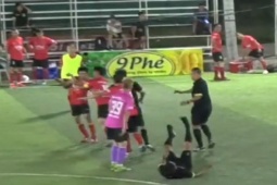 Bóng đá - Nóng vụ trọng tài VFF bị đấm nằm sân: Cầu thủ bị cấm thi đấu vĩnh viễn