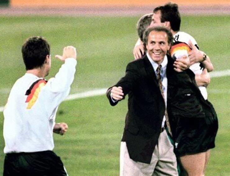 Beckenbauer ăn mừng chiến thắng tại Italia 90 của ĐT Tây Đức