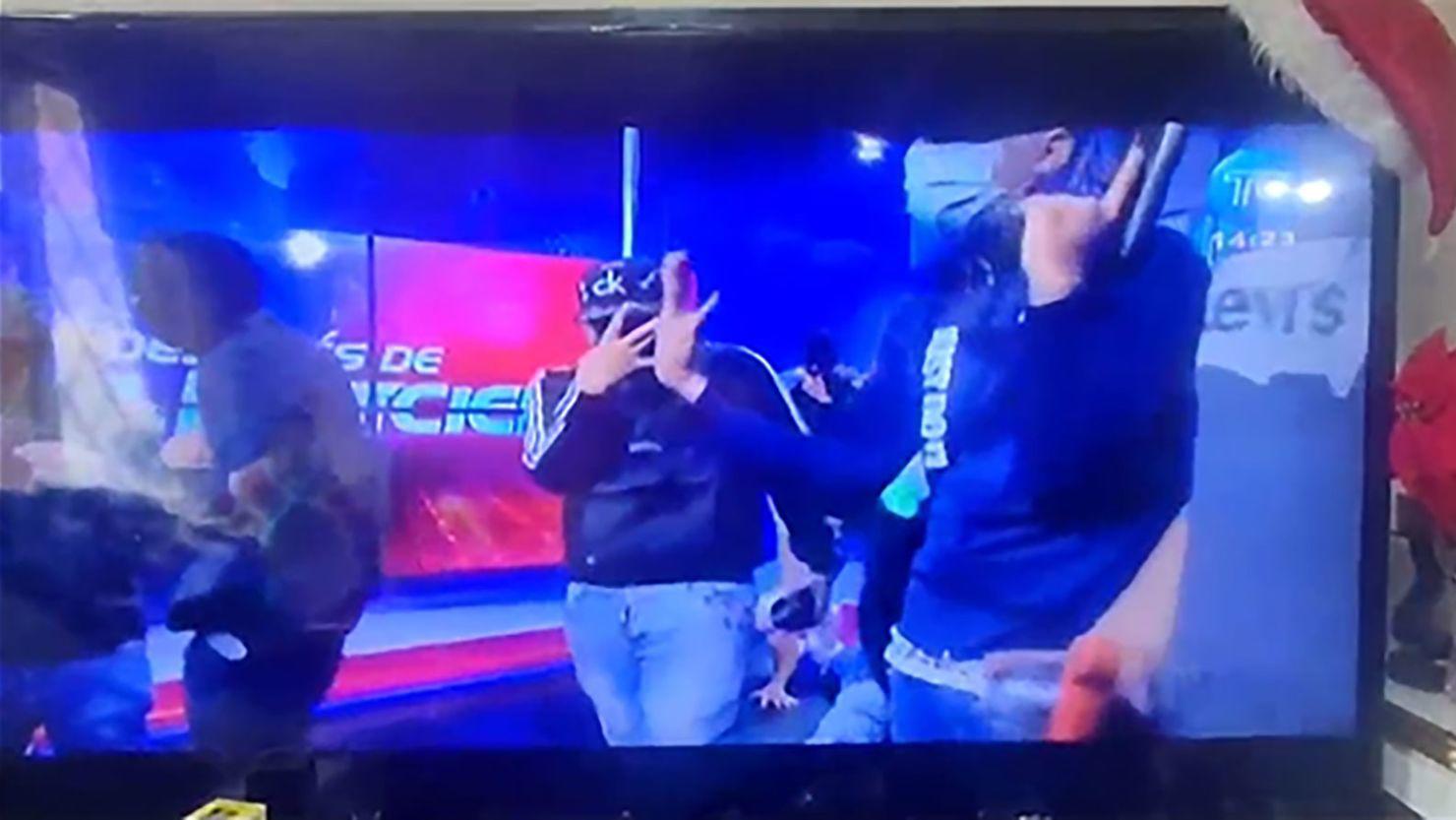 Các tay súng xuất hiện trong một chương trình truyền hình trực tiếp ở Ecuador.