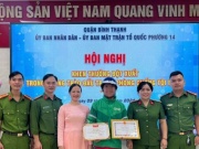 Pháp luật - Tài xế xe ôm công nghệ nghi có ma túy trong gói hàng, liền giao cho công an