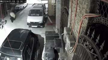 Hốt hoảng clip người đàn ông bất ngờ lao đến, siết cổ cô gái rồi cướp tài sản - 1