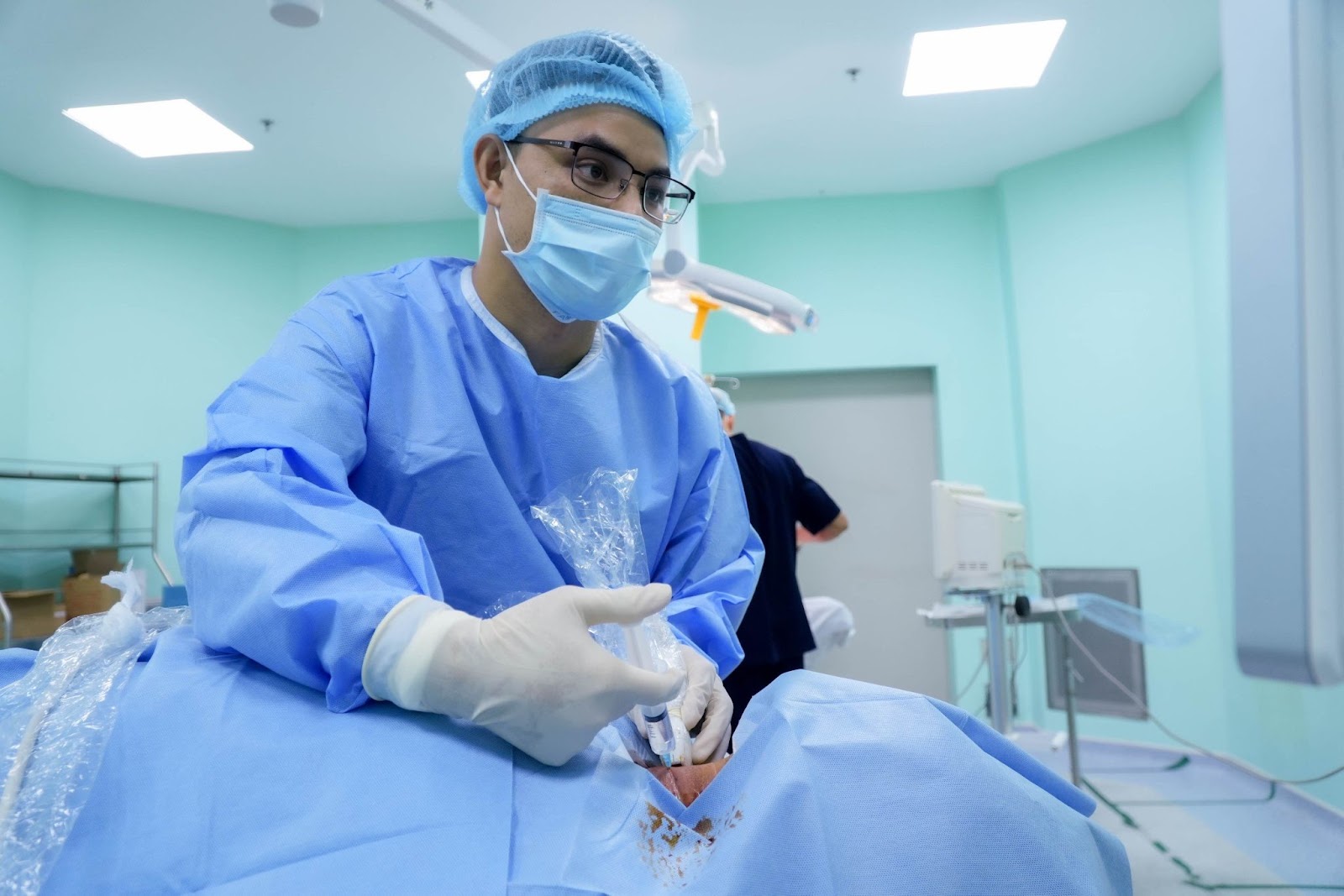 Hình ảnh Bác sĩ CKI Nguyễn Đức Tỉnh can thiệp điều trị u tuyến giáp