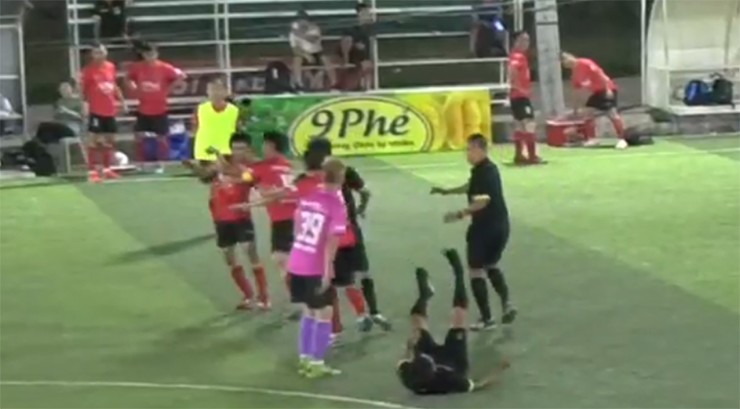 Hình ảnh cầu thủ Hồng Quang đấm trọng tài Tuấn Kiệt nằm sân