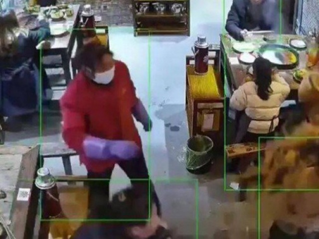 Bạn trẻ - Cuộc sống - Đang ăn, cô gái bị người lạ hất thẳng nồi lẩu nóng vào mặt