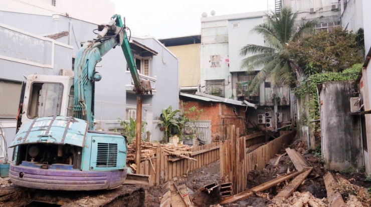 Hàng chục hộ dân ở Bình Dương lo sập nhà vì thi công công trình chống ngập - 4