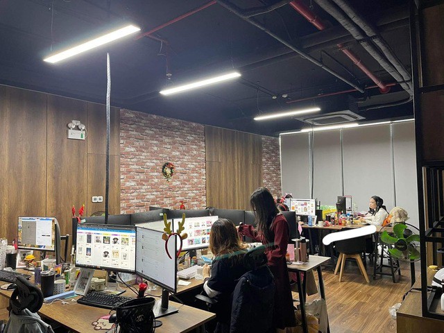 Đội ngũ nhân sự tấp nập công việc trong mùa giáng sinh. Ảnh: Fanpage Hà Nội 24h