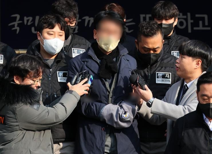 Nghi phạm đâm ông Lee Jae-myung – chủ tịch đảng Dân chủ Hàn Quốc - trên đường bị chuyển đến cơ quan công tố, vào ngày 10-1. Ảnh: YONHAP