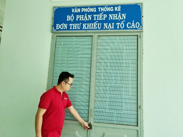 Từ đầu giờ làm việc đến khi phóng viên rời đi, có rất ít cán bộ đến trụ sở UBND xã