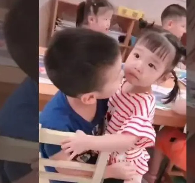 Con gái 2 tuổi đi học khóc từ ngày này sang ngày khác, cô giáo gửi cho video khiến mẹ rơi nước mắt - 2