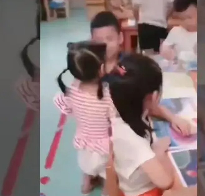 Con gái 2 tuổi đi học khóc từ ngày này sang ngày khác, cô giáo gửi cho video khiến mẹ rơi nước mắt - 1