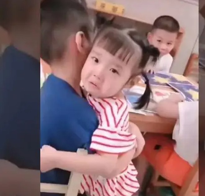 Con gái 2 tuổi đi học khóc từ ngày này sang ngày khác, cô giáo gửi cho video khiến mẹ rơi nước mắt - 4