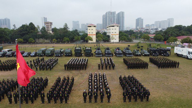 Tận thấy cảnh sát gìn giữ hoà bình Việt Nam đu dây, bắn súng, vượt tường lửa - 5