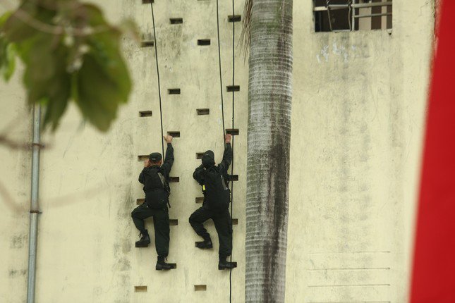 Tận thấy cảnh sát gìn giữ hoà bình Việt Nam đu dây, bắn súng, vượt tường lửa - 10
