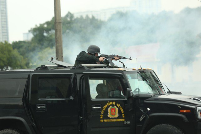 Tận thấy cảnh sát gìn giữ hoà bình Việt Nam đu dây, bắn súng, vượt tường lửa - 8