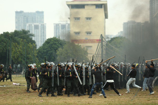 Tận thấy cảnh sát gìn giữ hoà bình Việt Nam đu dây, bắn súng, vượt tường lửa - 7