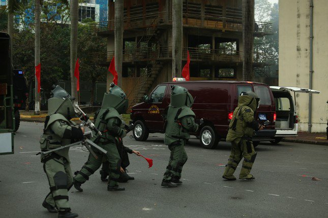 Tận thấy cảnh sát gìn giữ hoà bình Việt Nam đu dây, bắn súng, vượt tường lửa - 11